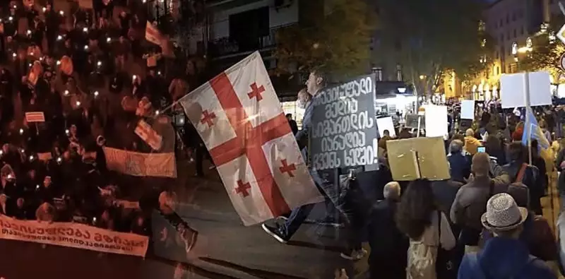 В Тбилиси сотни людей вышли на марш за свободу СМИ