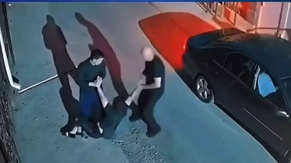 Задержание призывника на улице в Шымкенте попало на камеру