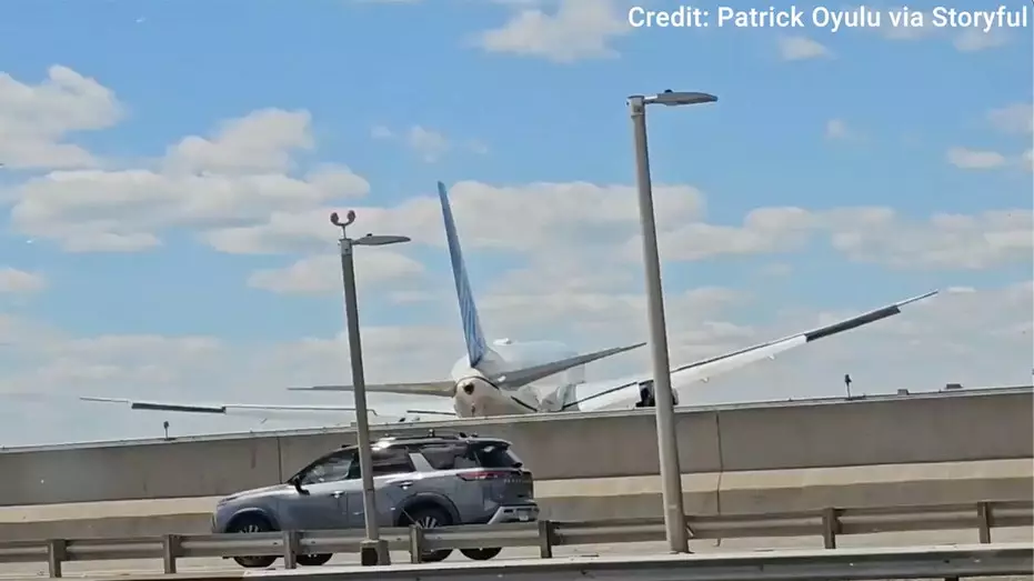 Рейс United Airlines с 221 пассажиром на борту при заходе на посадку в Ньюарк врезался в столб и грузовик.