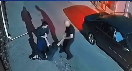 Шымкентте әскерге шақырылған жігітті көшеден ұстаған сәт видеоға түсіп қалған