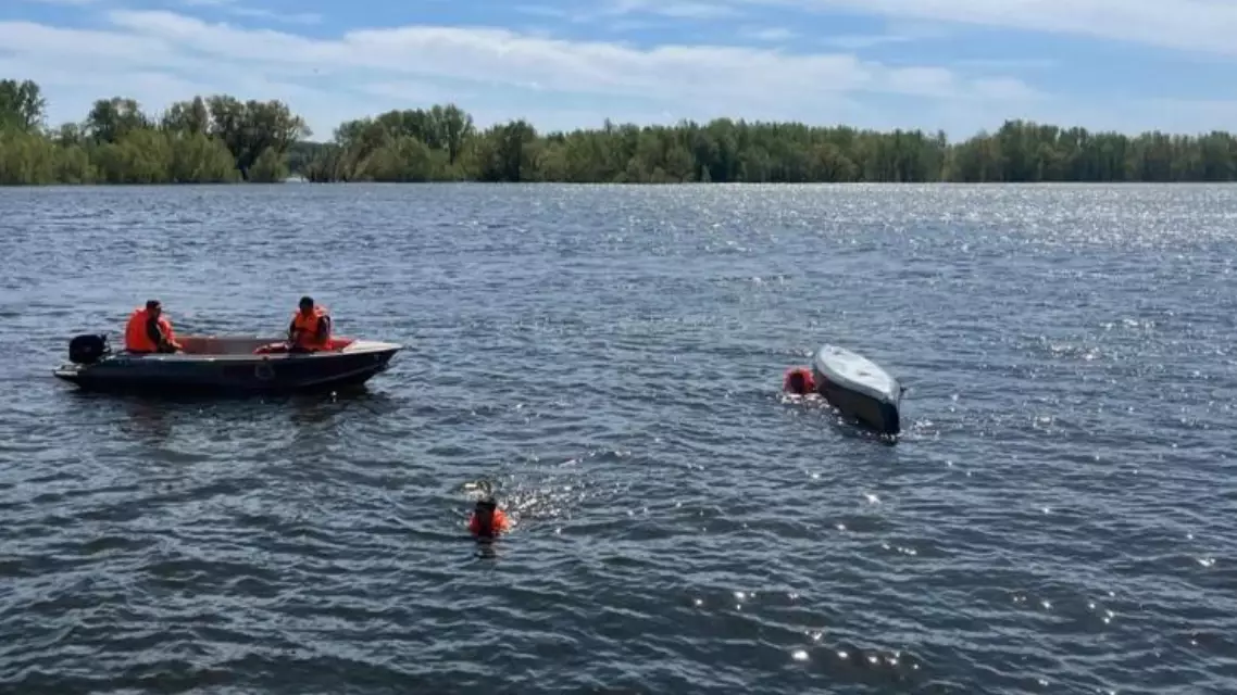 Әкесі мен баласы болған: Ертіс өзенінде қайық аударылды