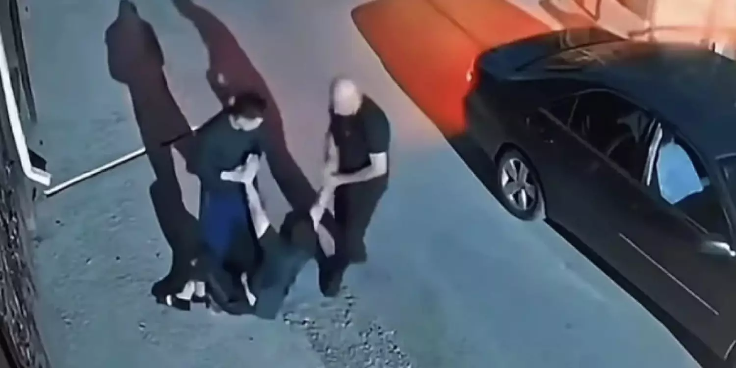 Шымкентте жас жігітті көшеде жүрген жерінен әскери бөлімге алып кеткен