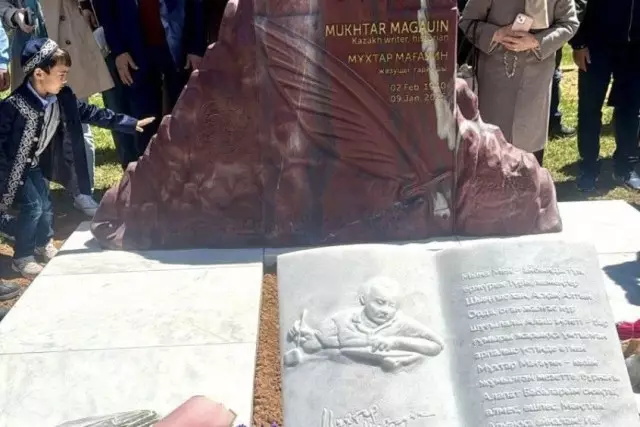 АҚШ-та жазушы Мұхтар Мағауинге арнап көктас қойылды