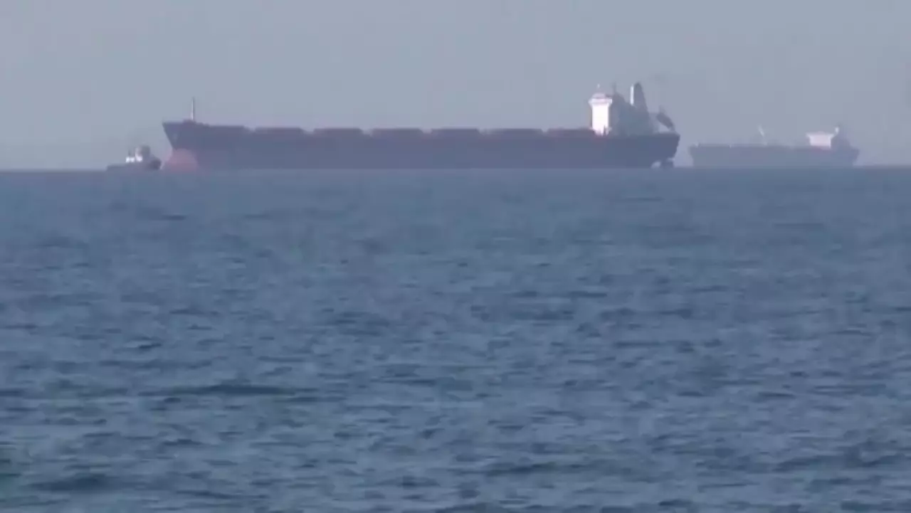 Британский танкер обстреляли в Ормузском проливе