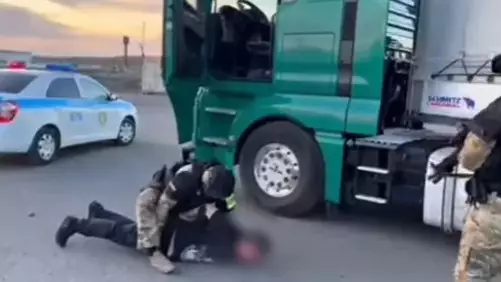 Жүк көлігінде жасырынған «тірі тауар»: Заңсыз көші-қон арнасының жолы кесілді 
