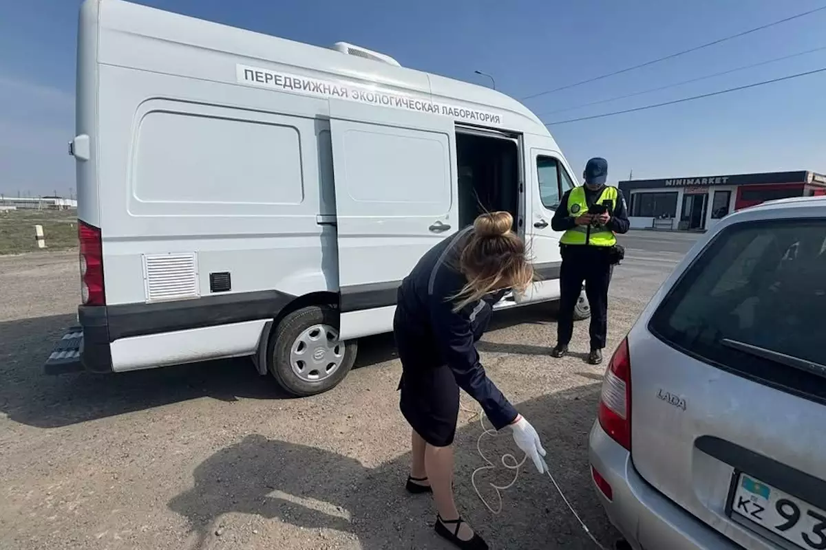 Экологи и полиция проверили машины в Атырау