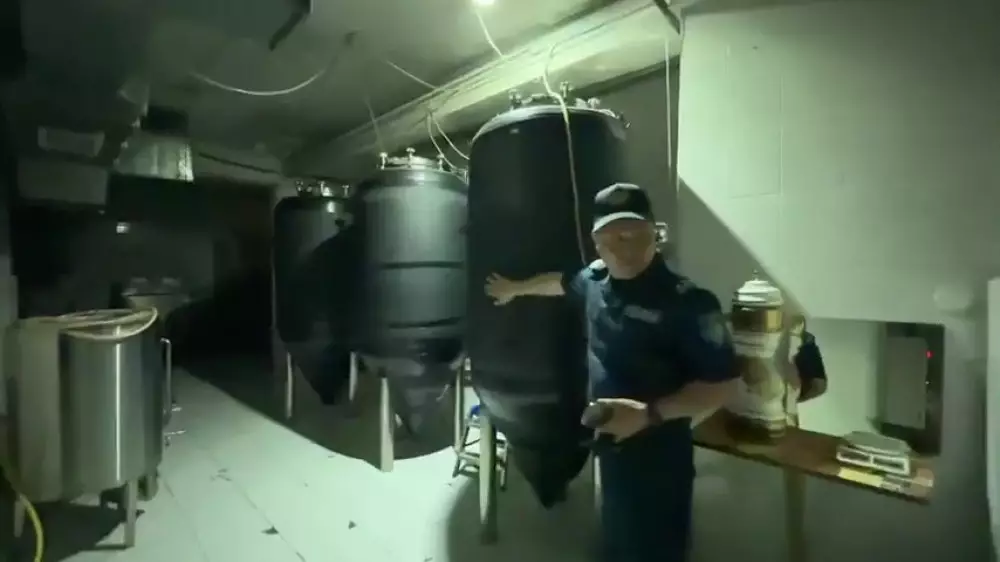 Танымал неміс сырасын қайнатқан: Алматыдағы жасырын цехтің видеосы көрсетілді