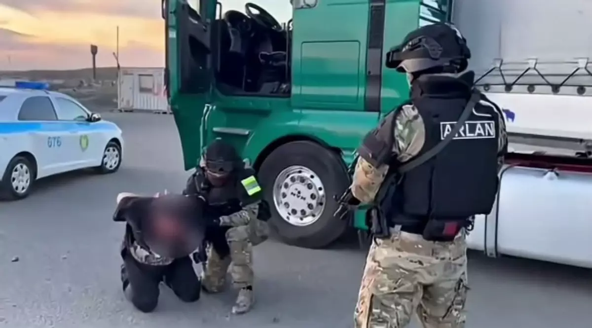 Шетел азаматы Қазақстанға мигранттарды тасымалдау үшін оларды жүк көлігіне жасырған