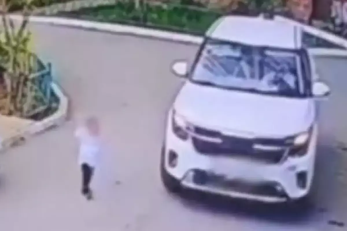 Малыш погиб под колесами машины во дворе столичного дома