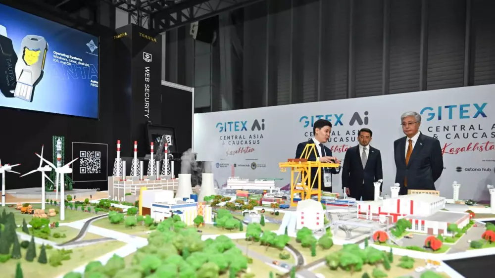 Тоқаевқа ЖИ, логистика және финтех салаларындағы әзірлемелер көрсетілді