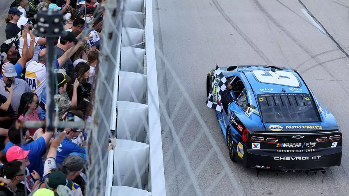 Кайл Буш вышел из себя во время жестокой гонки NASCAR, разразившись нецензурной бранью по радио, а зрители устроили погром.