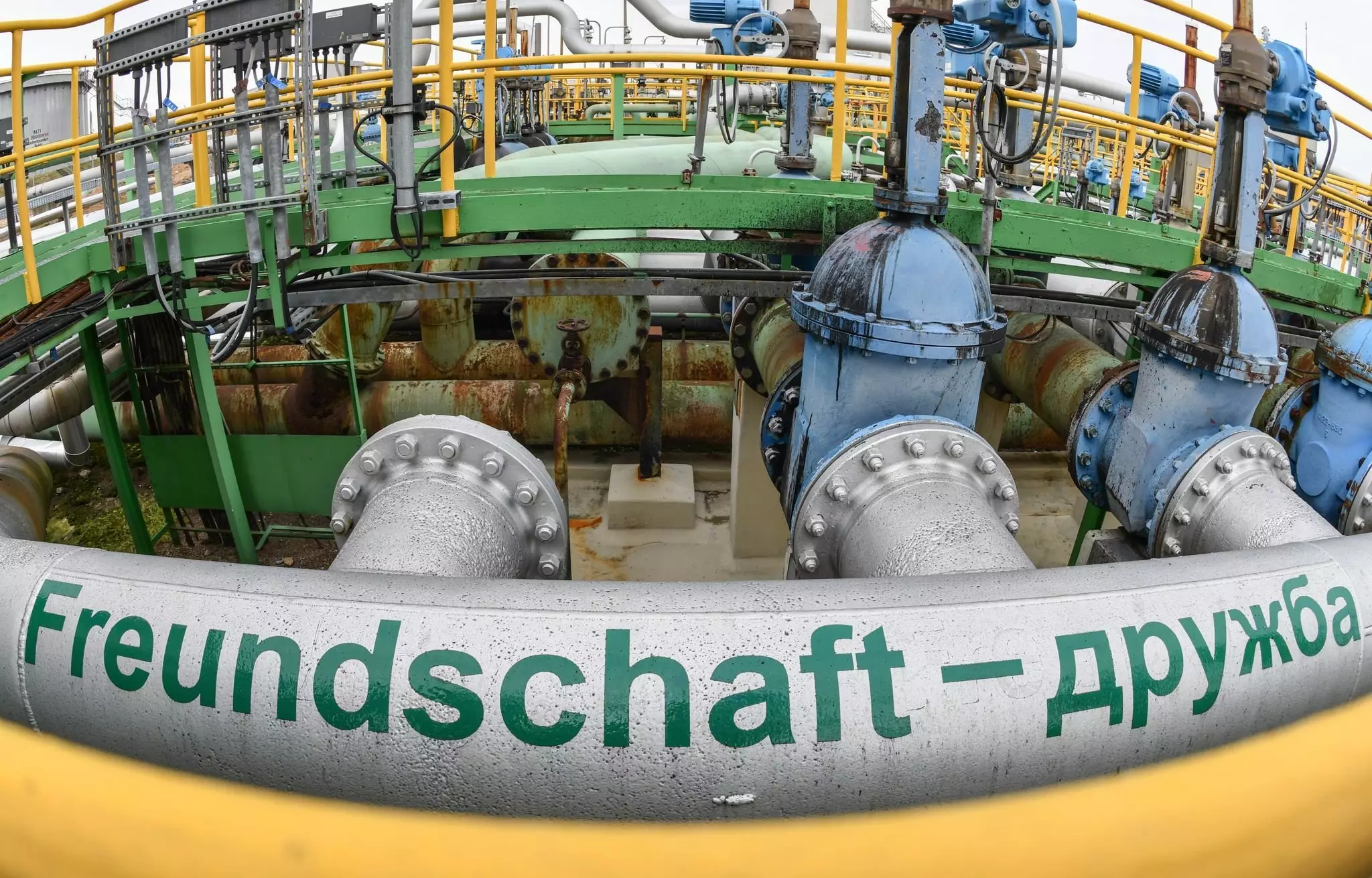Нефтяная блокада из Казахстана и России угрожает работе нефтеперерабатывающего завода ПЦК.