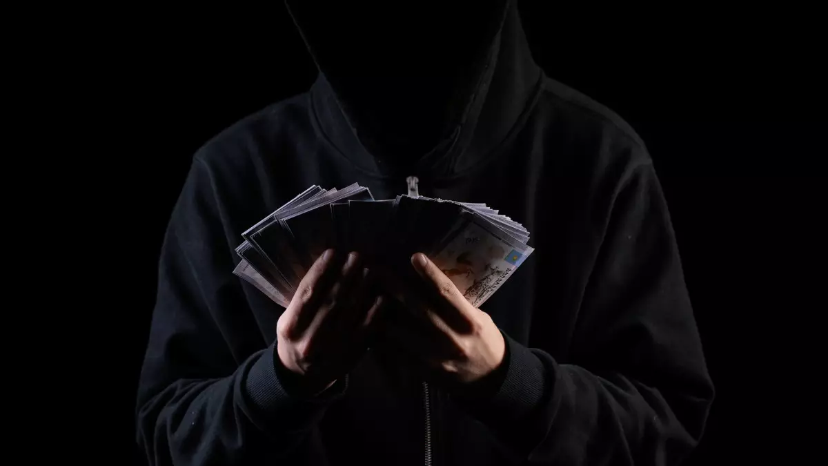 Астаналық тұрғын курьер арқылы алаяқтарға 21 миллион теңге жіберген