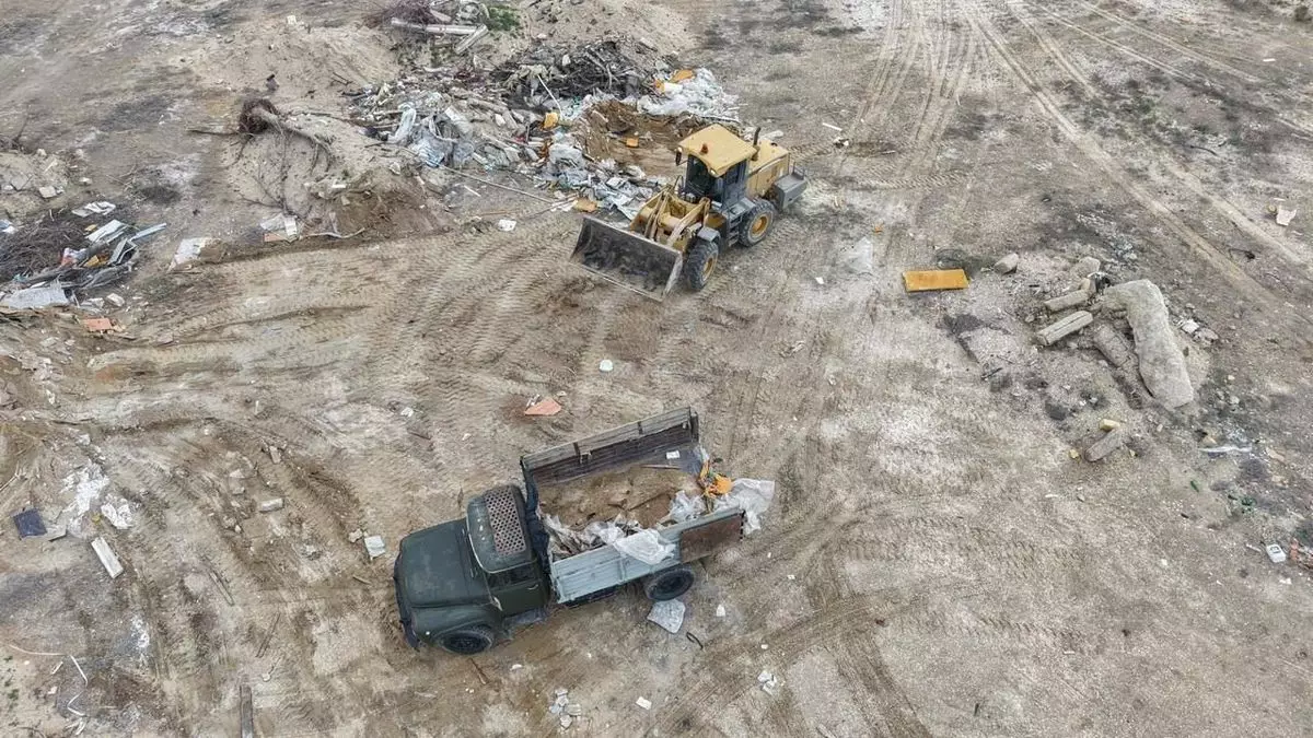 Из пляжа в Актау вывезли около 30 тонн мусора