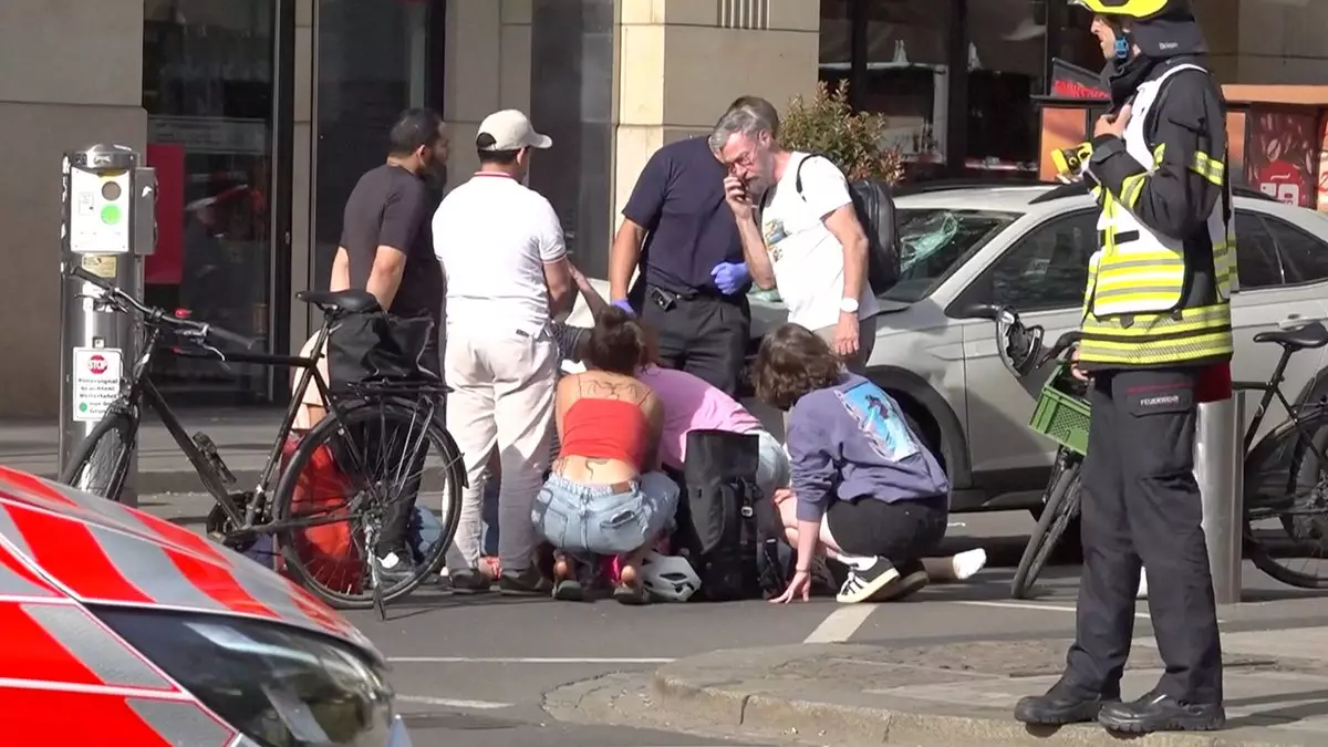 Автомобиль врезался в пешеходную зону, убив 2 человек, полиция задержала водителя и выясняет мотивы.