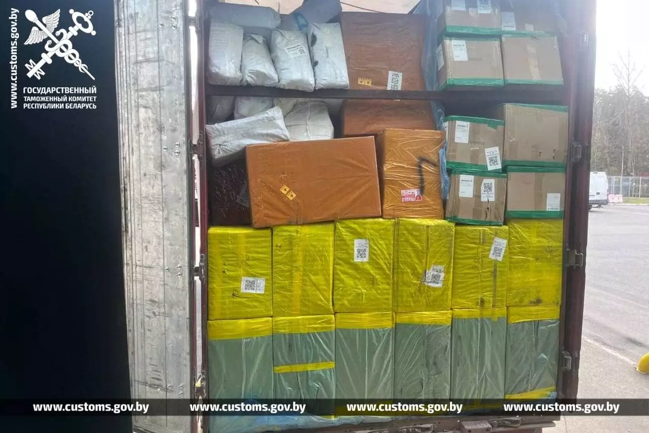 Перевозчик из Казахстана пытался ввезти в Беларусь товары на 1,8 миллиона рублей без документов.