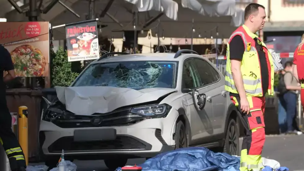 Қаза тапқандар бар: Германияда көлік адамдар тобына соғылды