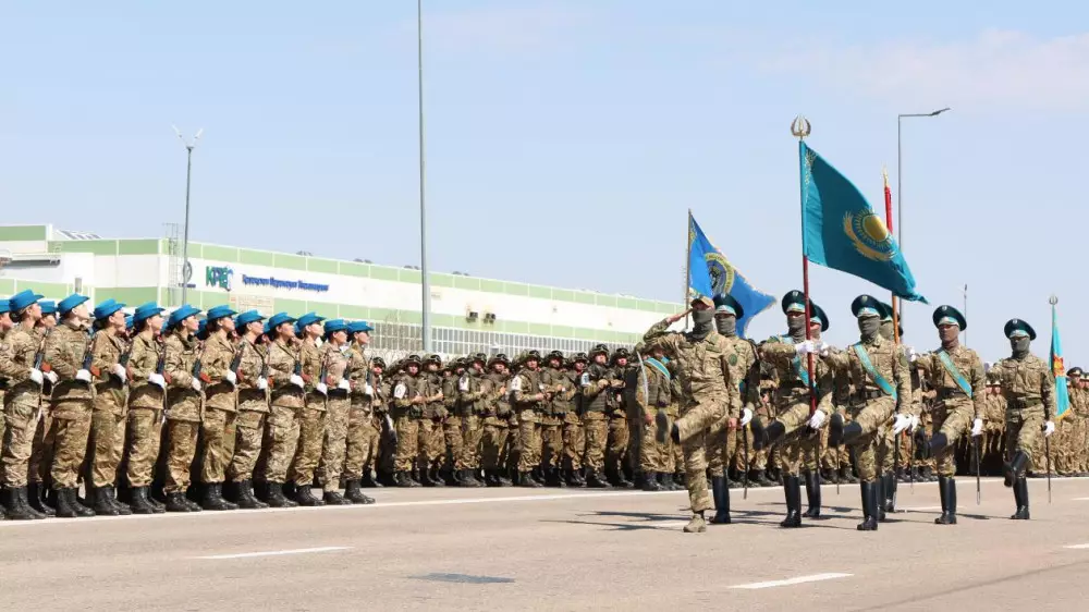 Почему 7 мая в Казахстане поздравляют не только военных - и что принято дарить