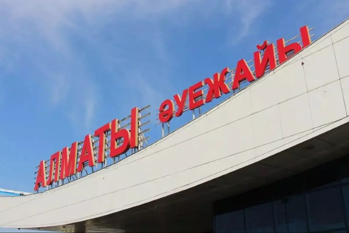 Аэропорт Алматы привлекли к ответственности за потоп в терминале