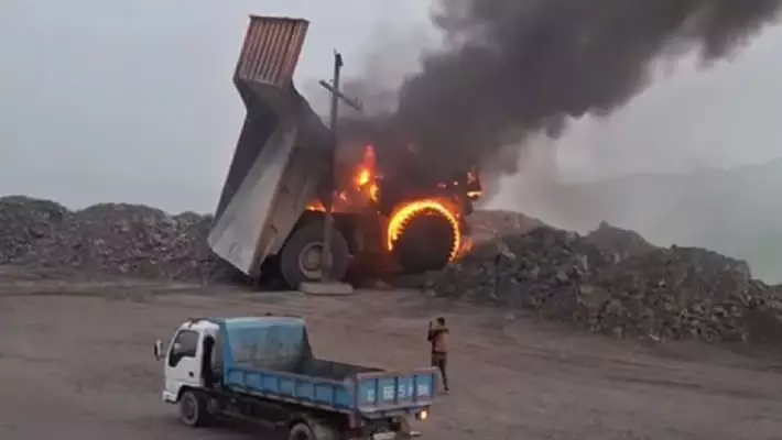 В Ташобласти загорелся 130-тонный самосвал АГМК