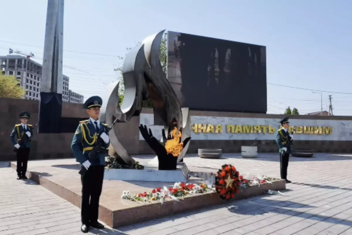 Около 300 юных сарбазов вышли на площадь в Атырау в преддверии 7 Мая