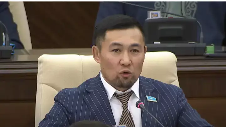 Ардақ Назаров мәжіліс үстінде анасын туған күнмен құттықтай алмайтын болды