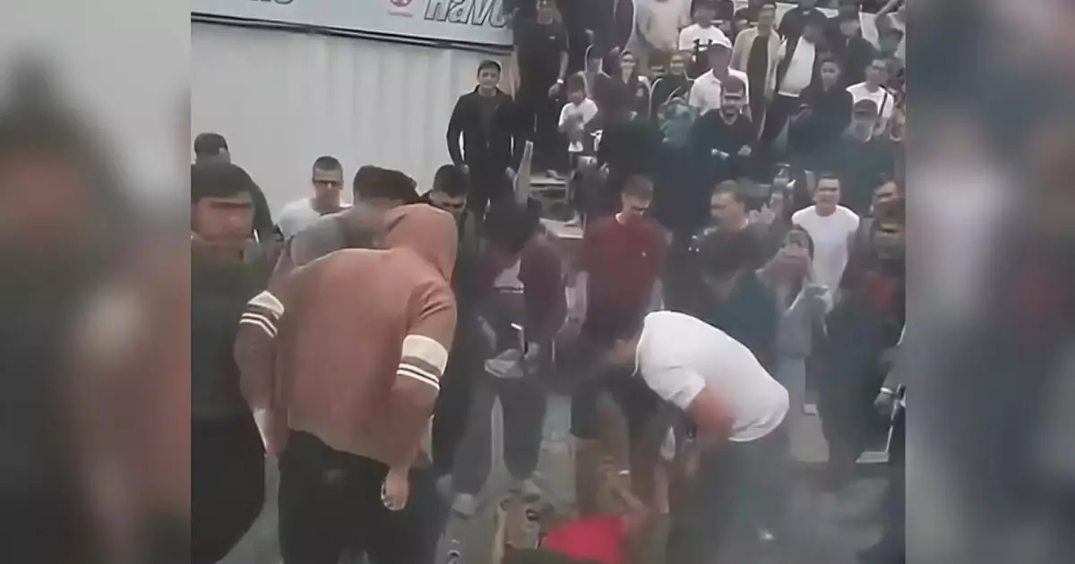  Бішкектегі үлкен автошоуда көлік бір топ адамды қағып кетті (ВИДЕО) 