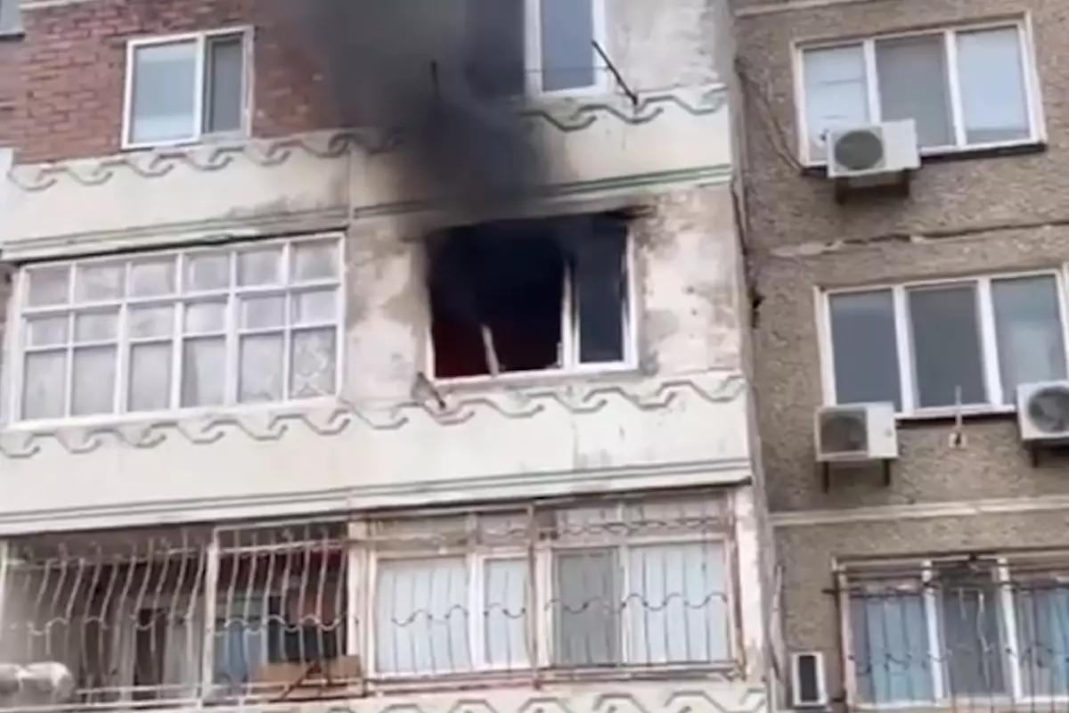 В Атырау загорелась квартира на втором этаже жилого дома
