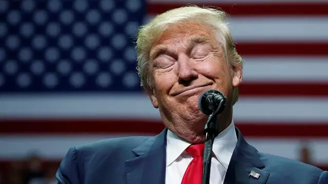 Трамп Ормуз бұғазынан кемелерді шығарудан бас тартты