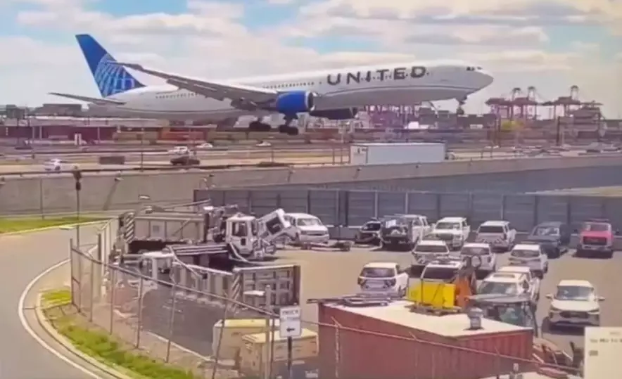 Самолет United Airlines врезался в грузовик и фонарный столб при подлете к аэропорту Ньюарк