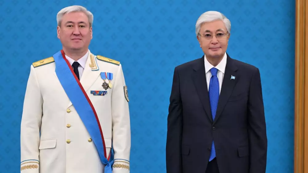 Токаев вручил госнаграды силовикам