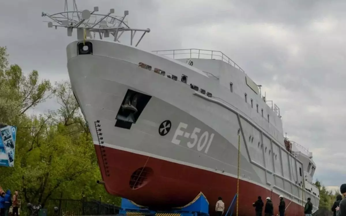  Самый большой корабль в истории Казахстана спустили на воду в Уральске