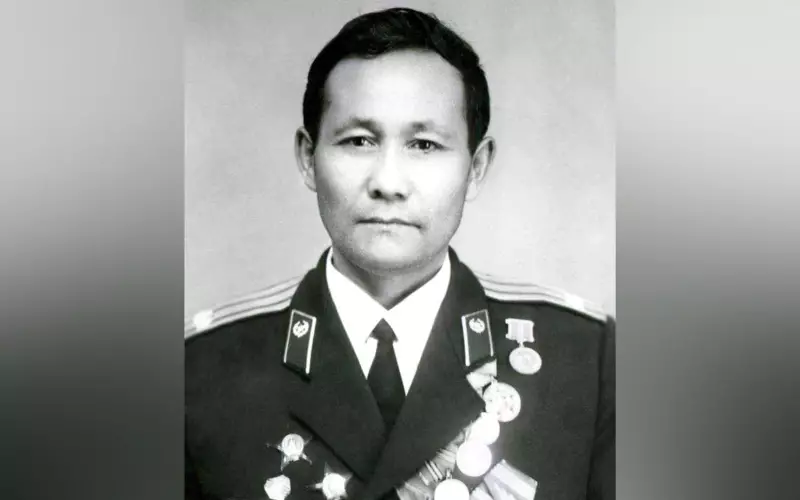 Глава государства вручил награду сыну «Халық қаһарманы» Кенжебаю Маденову