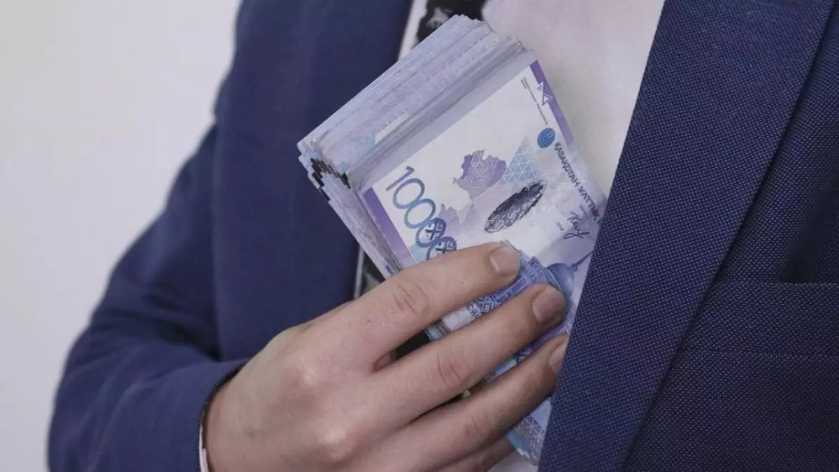 Қазақстандағы ең бай шенеуніктің табысы қанша?