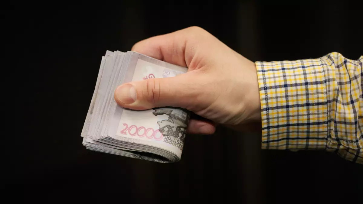 Ер адам полиция қызметкеріне массаж салонының жұмысы үшін пара беріп, Грузияға қашып кеткен