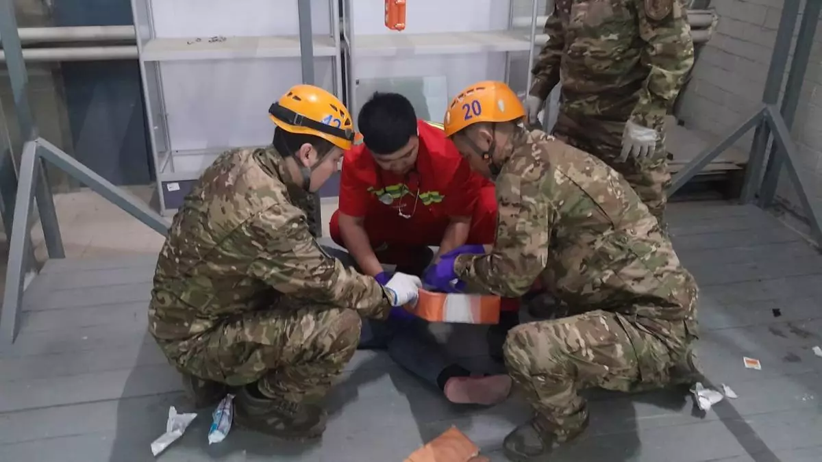 В автосалоне Уральска сорвался подъемник: пострадали четыре женщины