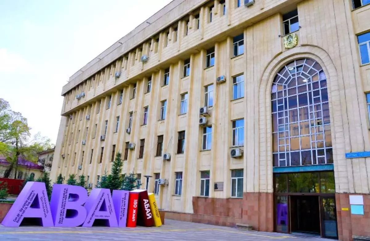 Алматыда бірінші курс студенті университет терезесінен құлап, қаза тапты