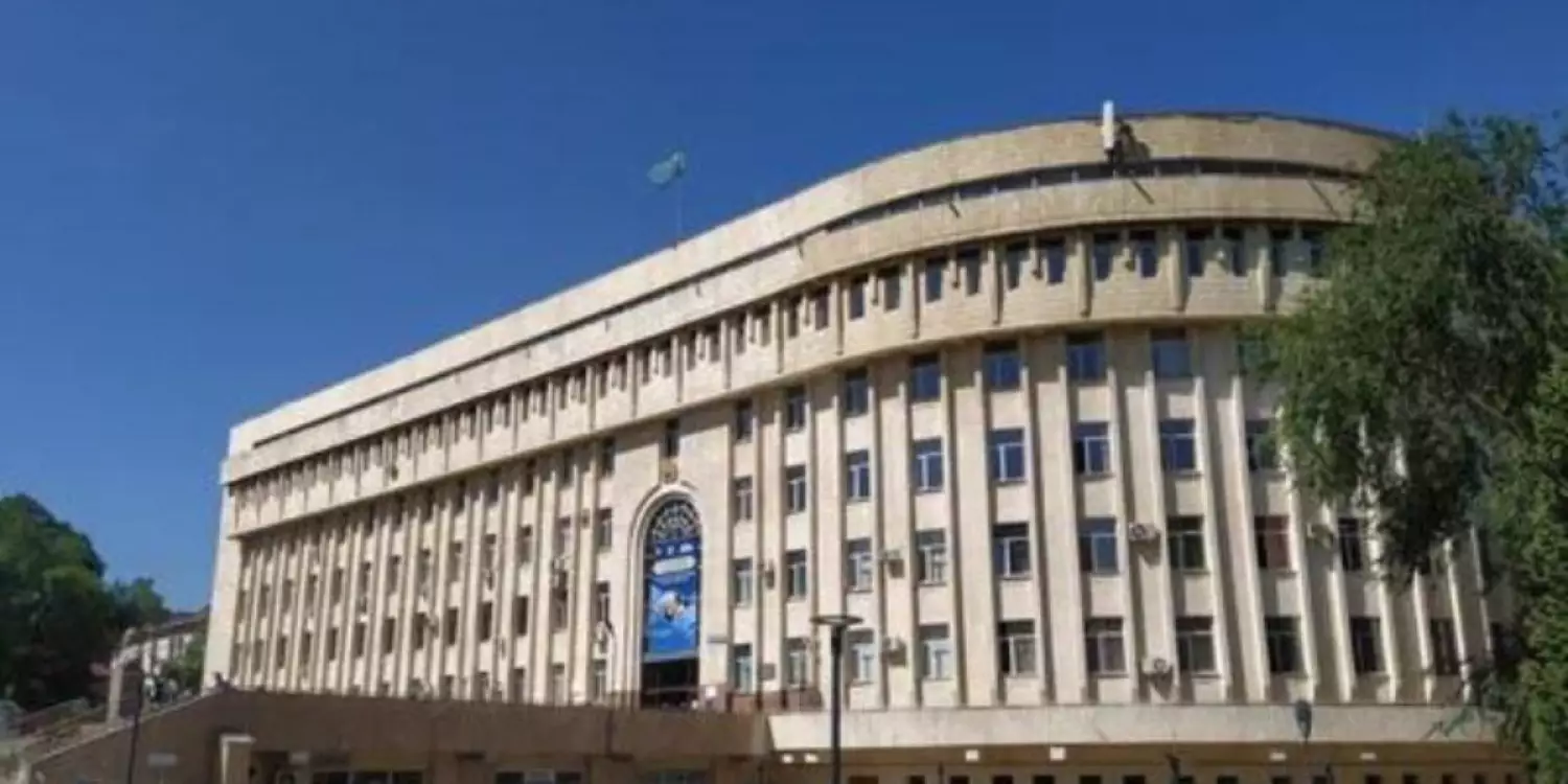 Алматыда студент университет ғимаратынан құлап, көз жұмды