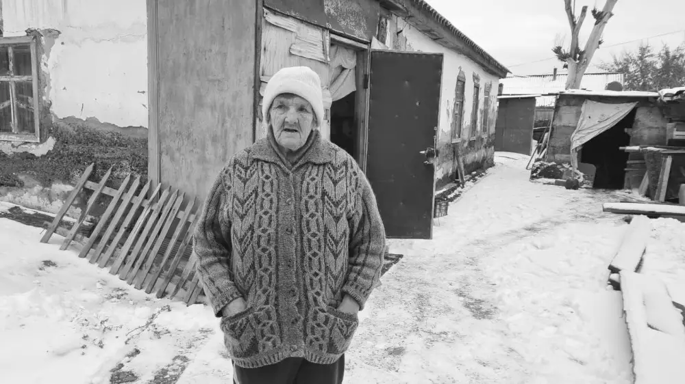 Ақтөбеде көршілері және еріктілердің көмегімен күнелткен жалғызбасты зейнеткер қайтыс болды