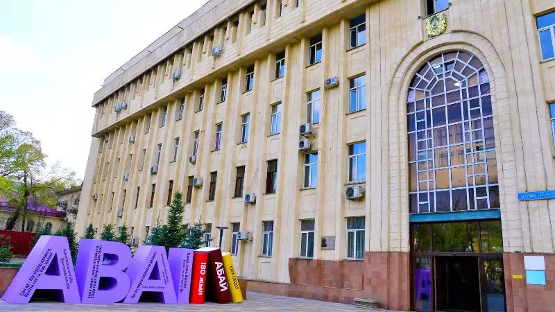 Емтиханнан кейін бірден болған: Алматыда студент университеттің 9-қабатынан құлап кетті