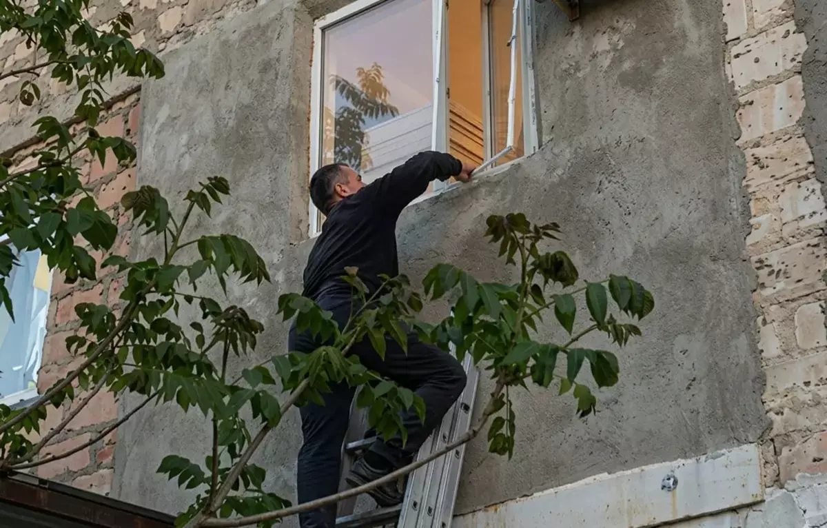 В Мангистау полицейские помогли спасти запертых в квартире детей - новости на Lada.kz 06.05.2026