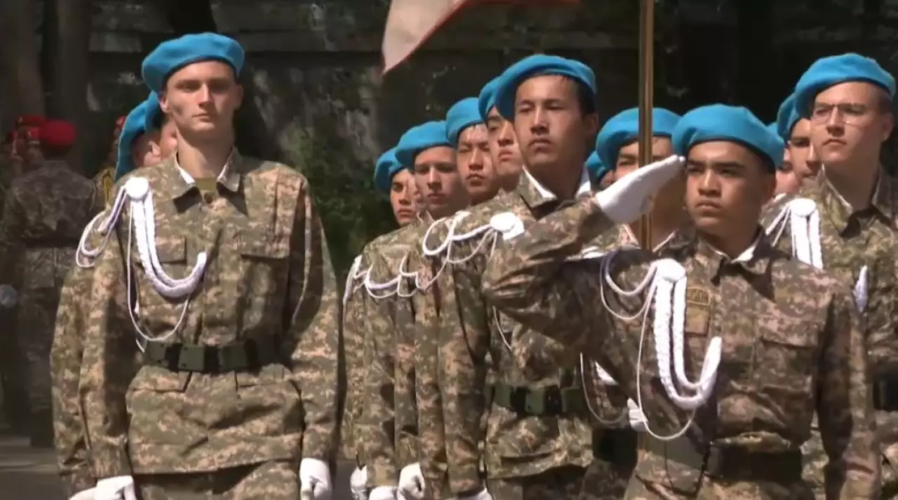 Военно-патриотический марш «Жас сарбаз» прошел в Алматы
