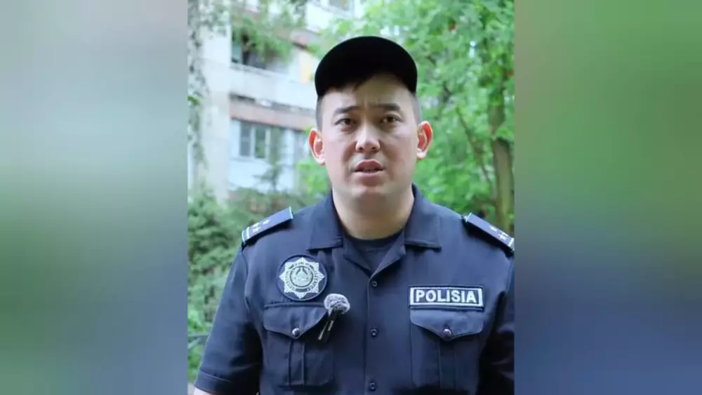 В Алматы спасли женщину, которая хотела спрыгнуть с балкона многоэтажки по проспекту Достык