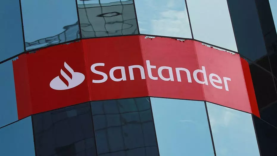 Бывший банкир Santander в Род-Айленде признал вину в краже 125 тысяч долларов у клиента с деменцией.