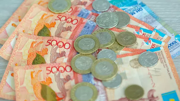 Карагандинка лишилась 1,9 млн тенге после знакомства в кафе