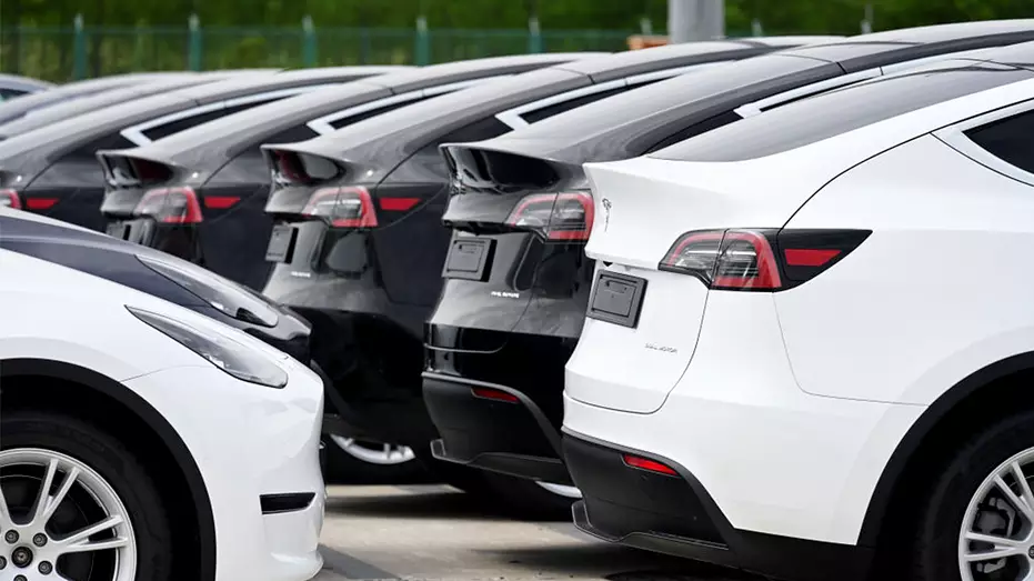 Tesla отзывает более 218 тысяч автомобилей из-за проблемы с изображением с камеры заднего вида, которая создает риск аварии.