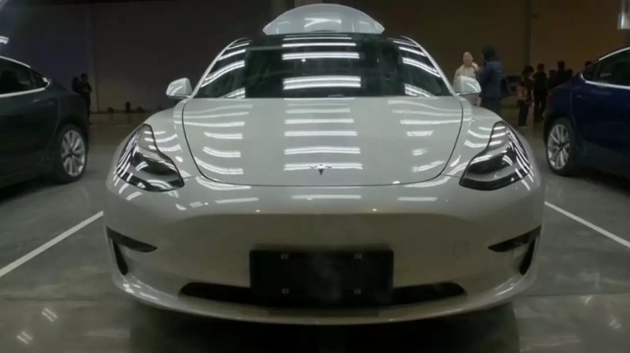 Tesla отзывает свыше 200 тысяч автомобилей