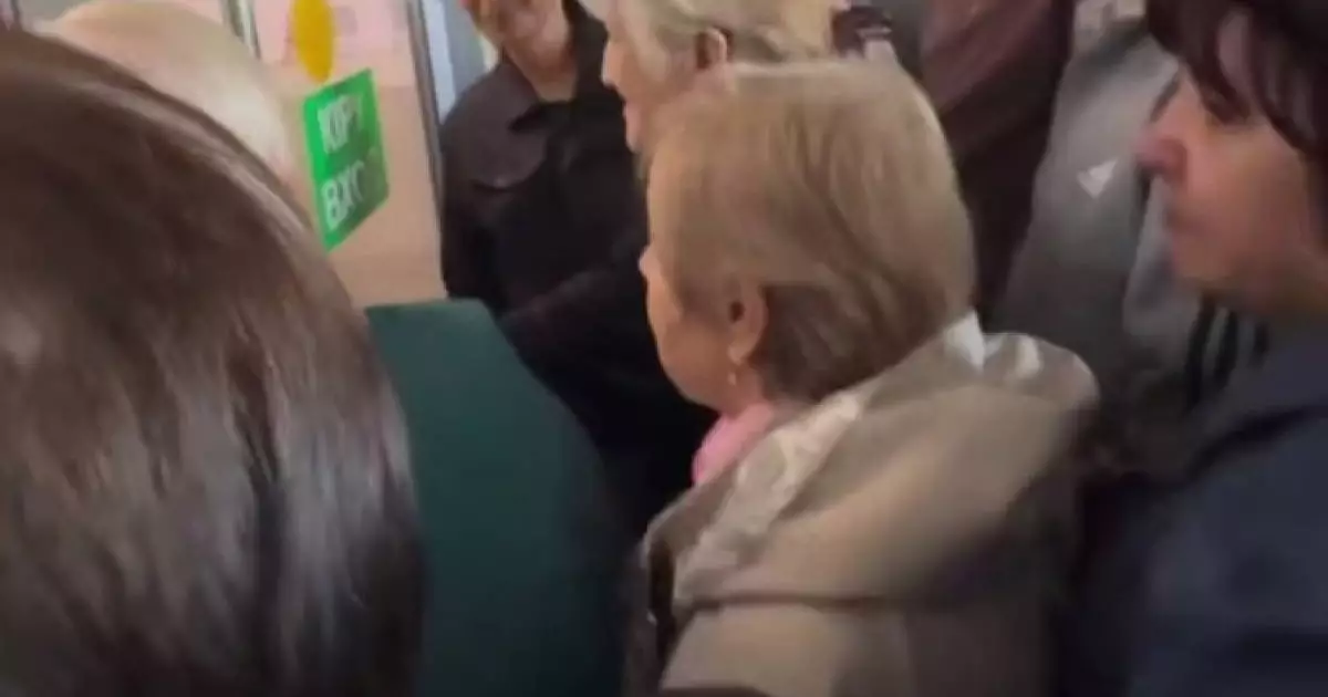  Сняли на видео массовую давку в поликлинике Павлодара 