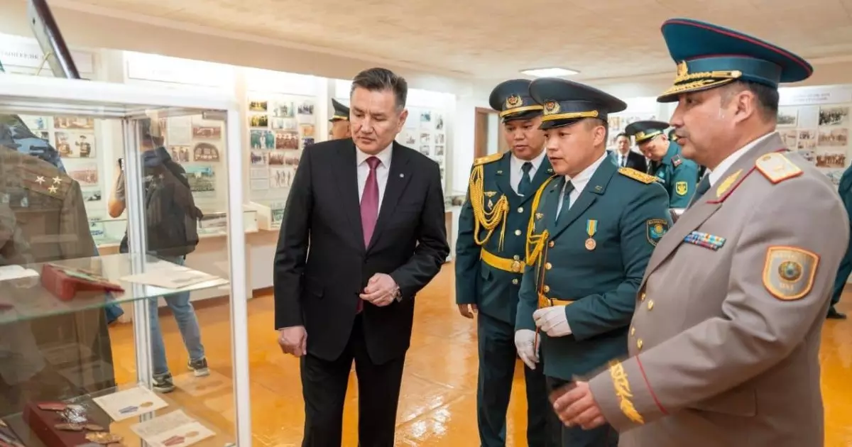  ШҚО әкімі Халық Қаһарманы Сағадат Нұрмағамбетов ескерткішіне гүл шоқтарын қойды 