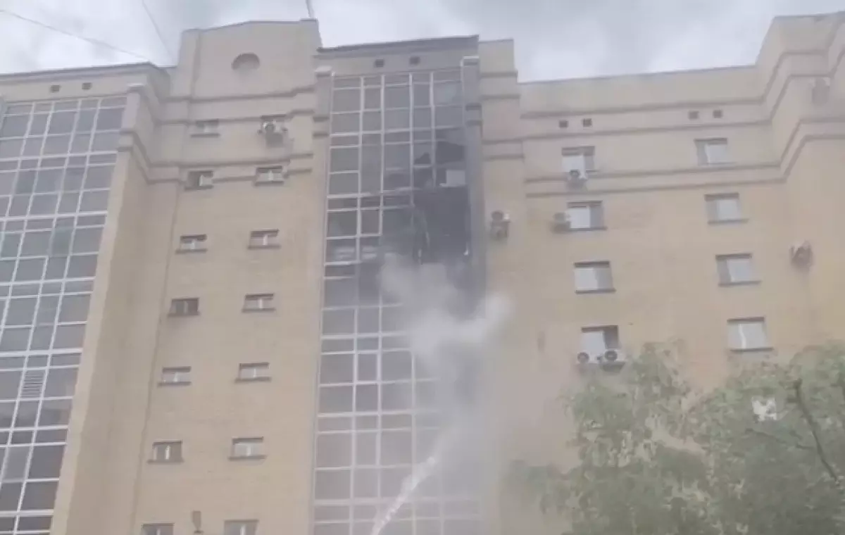 Пожар вспыхнул на балконе многоэтажного дома в Астане